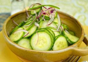 طريقة عمل سلطة جبن الفيتا الكريمية بالخيار