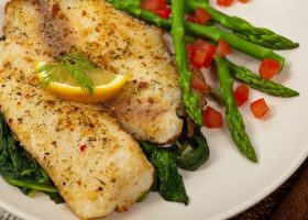 طريقة عمل فيليه السمك مع الخضار لرجيم صحي