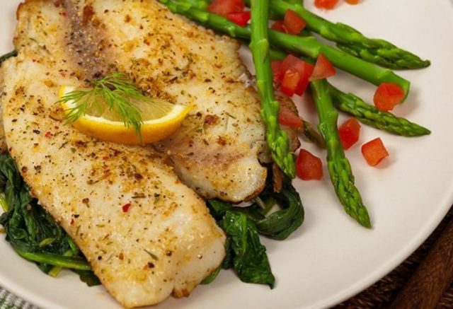 طريقة عمل فيليه السمك مع الخضار لرجيم صحي