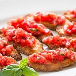 طريقة عمل بروشكيتا الطماطم والريحان