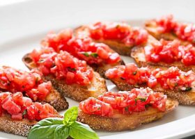 طريقة عمل بروشكيتا الطماطم والريحان