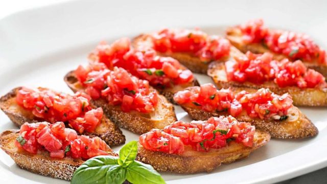 طريقة عمل بروشكيتا الطماطم والريحان