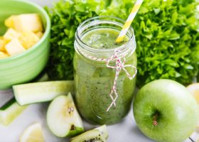 طريقة عمل سموثي التفاح والكيوي لتقوية المناعة