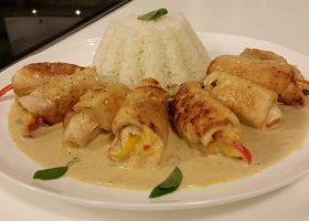 طريقة عمل رول دجاج محشي بالفلفل الأحمر الحلو والجبن الكريمي