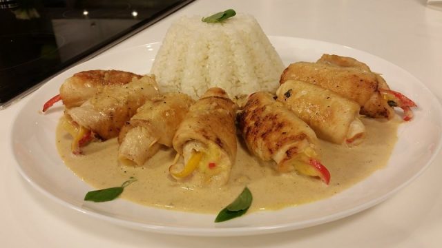 رول دجاج محشي بالفلفل الأحمر الحلو والجبن الكريمي