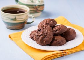 طريقة عمل بسكويت الشوكولاتة واللوز