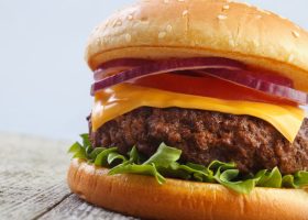 طريقة عمل برجر اللحم مع صلصة البصل والبطاطس