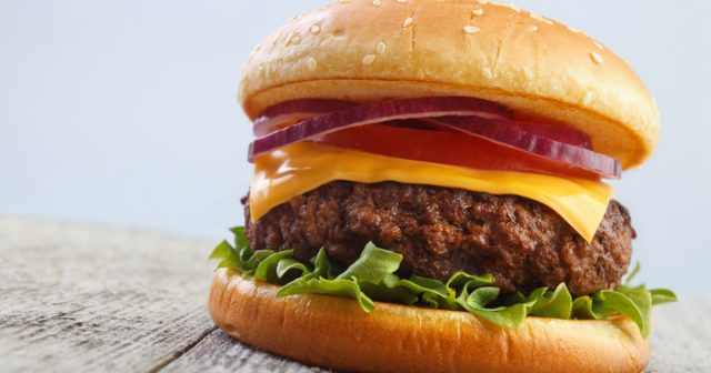 طريقة عمل برجر اللحم مع صلصة البصل والبطاطس