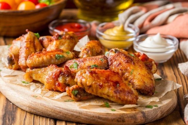 طريقة عمل أجنحة الدجاج بالبصل