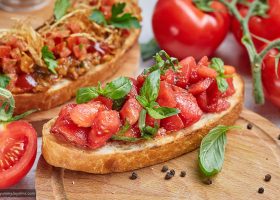 طريقة عمل بروشكيتا بالجبن الكريمي والطماطم المجففة