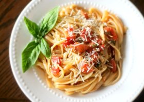 طريقة عمل مكرونة بالريحان والطماطم
