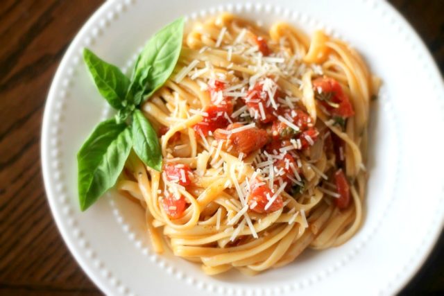 طريقة عمل مكرونة بالريحان والطماطم