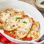 طريقة عمل باذنجان بصلصة المارينارا والبارميزان