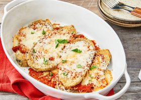 طريقة عمل باذنجان بصلصة المارينارا والبارميزان