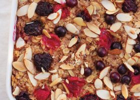 طريقة عمل حلى الشوفان الصحي بالتوت والفراولة بالفرن