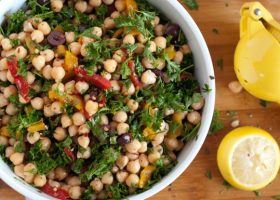 طريقة عمل سلطة خضار بالحمص والبقدونس