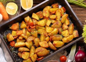 طريقة عمل سلطة بطاطس مشوية بصلصة اللبن والأعشاب