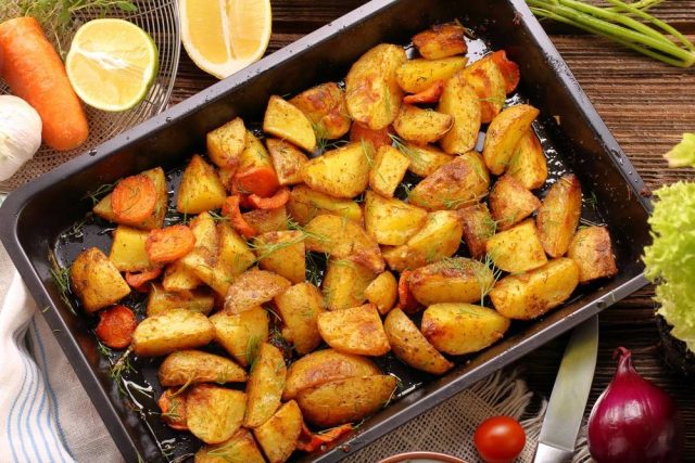 طريقة عمل سلطة بطاطس مشوية بصلصة اللبن والأعشاب