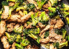 طريقة عمل دجاج بالسبانخ والبروكلي كيتو