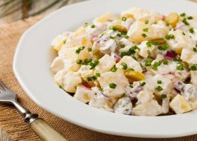 طريقة عمل سلطة البطاطس الكريمية مع التفاح والأجاص