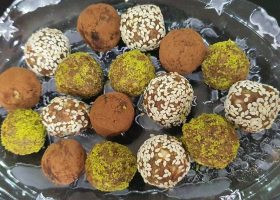 طريقة عمل كرات التمر واللوز