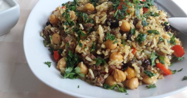 طريقة عمل أرز بالحمص واللحم المفروم