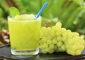 طريقة عمل سموثي العنب البارد