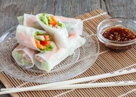 طريقة عمل لفائف ورق الأرز الفيتنامية المحشية