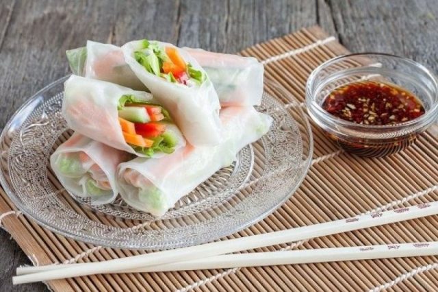 طريقة عمل لفائف ورق الأرز الفيتنامية المحشية