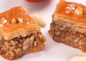 طريقة عمل بقلاوة بالجوز واللوز