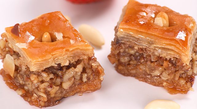 طريقة عمل بقلاوة بالجوز واللوز