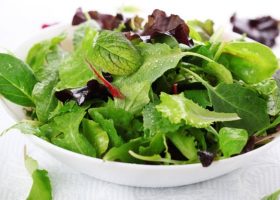 طريقة عمل سلطة السبانخ الخضراء