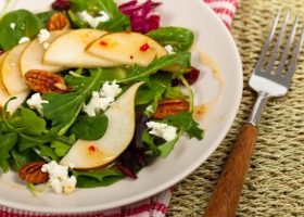 طريقة عمل سلطة السبانخ بالتفاح