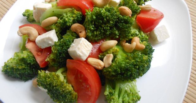 سلطة جبن الفيتا بالبروكلي