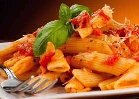 طريقة عمل مكرونة حمراء