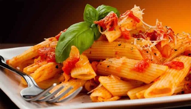 طريقة تحضير مكرونة حمراء