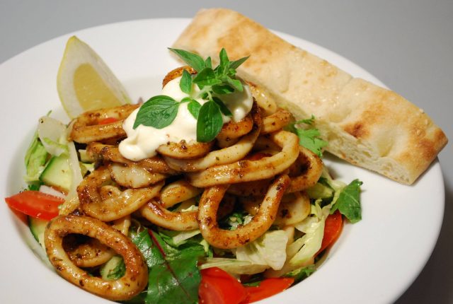 طريقة عمل كالاماري مشوي بالثوم والصوص للرجيم