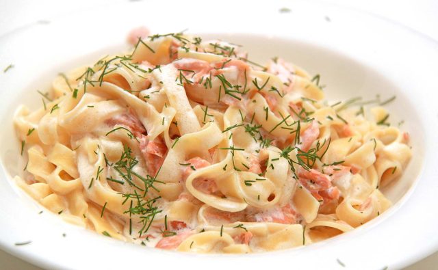 طريقة عمل مكرونة بالسلمون وبستو صوص