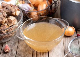 طريقة عمل مرقة عظام