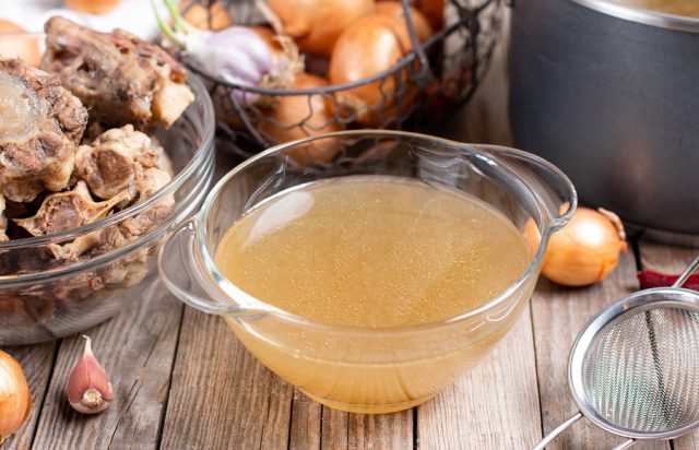 طريقة عمل مرقة عظام