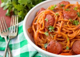 طريقة عمل اسباجتي بالسجق والجبن الشيدر