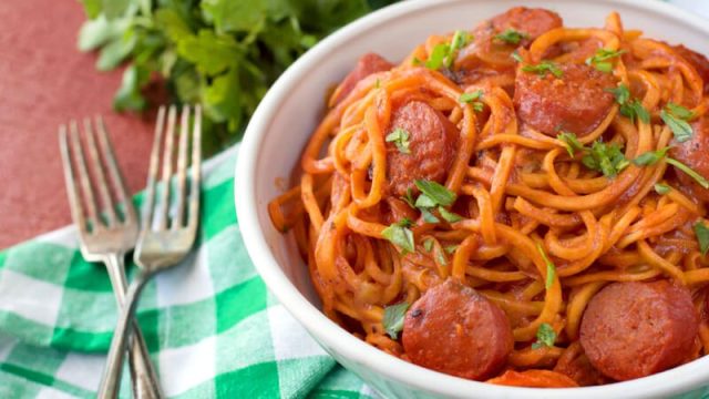 طريقة عمل اسباجتي بالسجق والجبن الشيدر