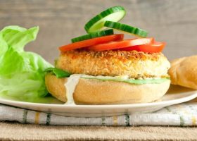 طريقة عمل برجر السمك بصلصة التارتار