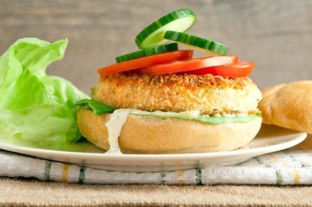 طريقة عمل برجر السمك بصلصة التارتار