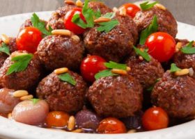 طريقة عمل كرات اللحم بدبس الرمان