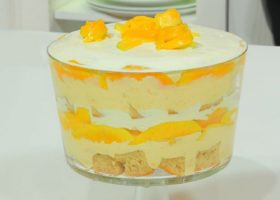 طريقة عمل ترايفل المانجو بالكيك