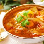 طريقة عمل شوربة الكرنب بالطماطم