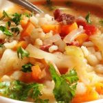 طريقة عمل شوربة الكرنب باللحم