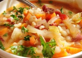 طريقة عمل شوربة الكرنب باللحم