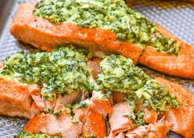 طريقة عمل سلمون مشوي بالسبانخ